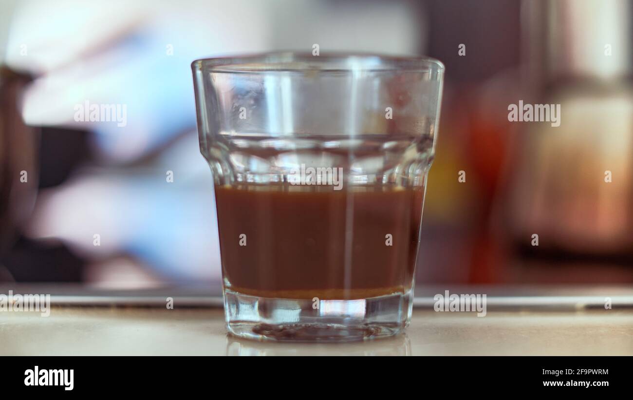 Nahaufnahme eines kleinen Glases Espresso-Cafés. Stockfoto