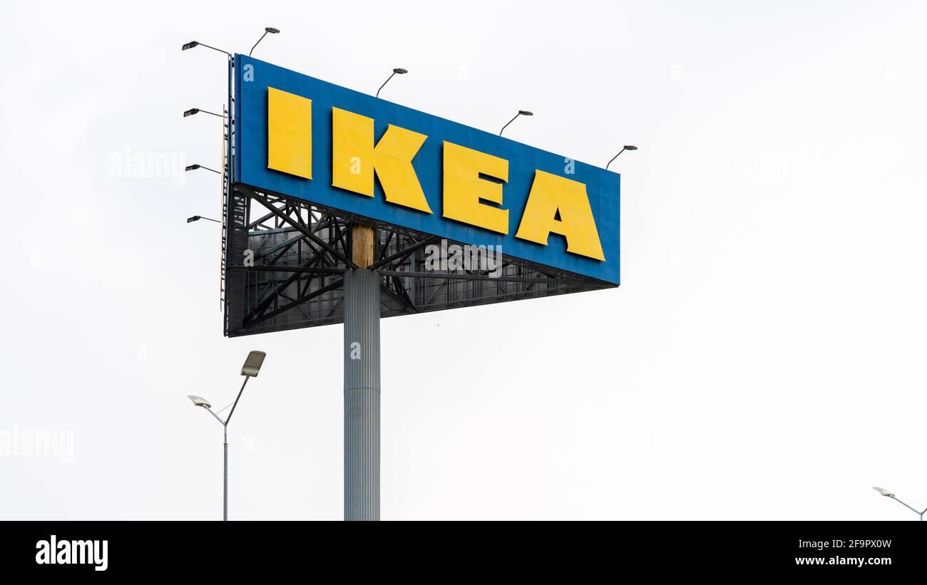 Großes IKEA-Einzelhandelsgeschäft Außenschild auf einer Stange gegen den bewölkten Himmel in St. Petersburg, Russland Stockfoto