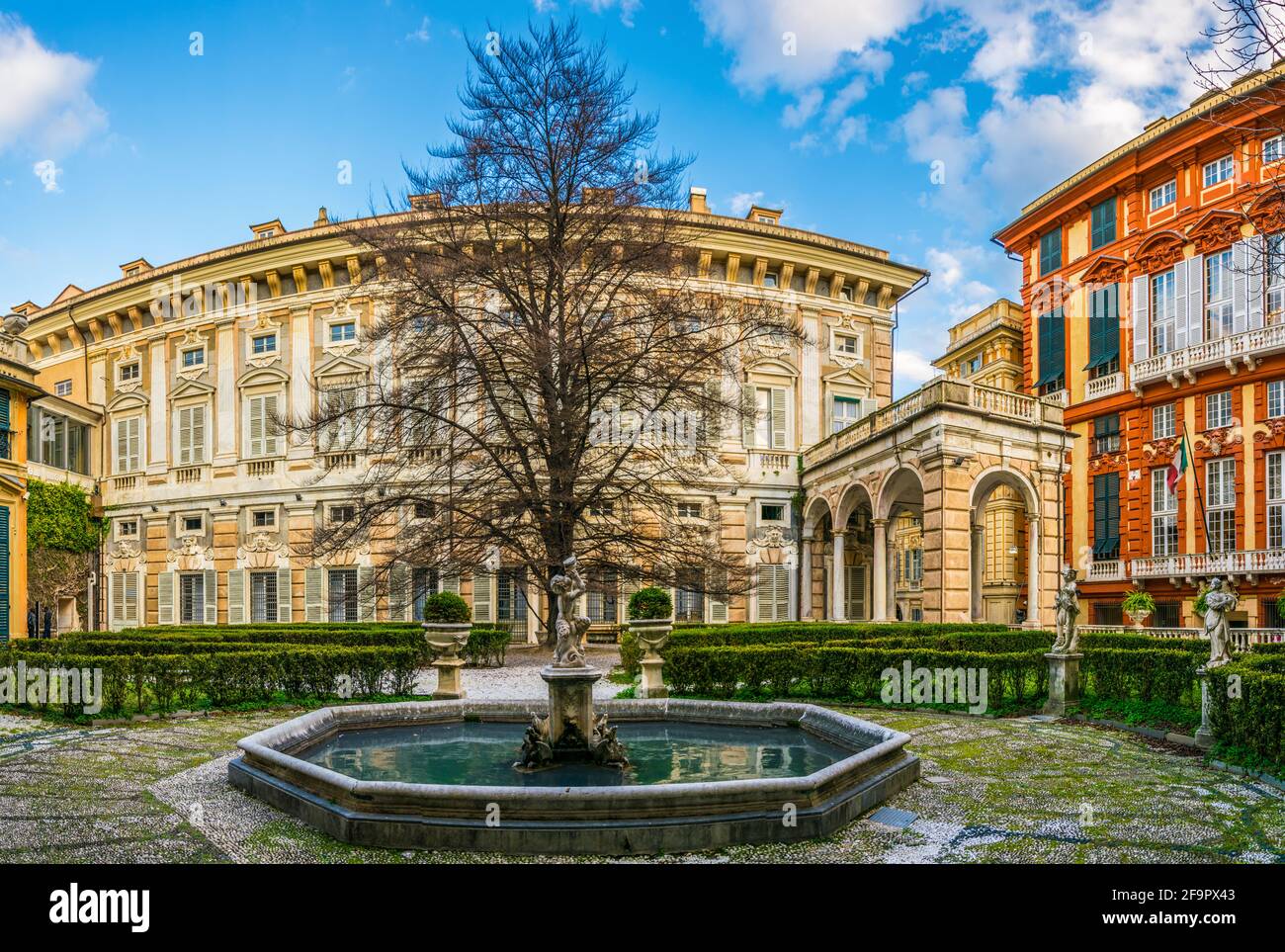 Blick auf einen Garten zwischen dem palazzo bianco und dem palazzo doria tursi in Genua, Italien Stockfoto