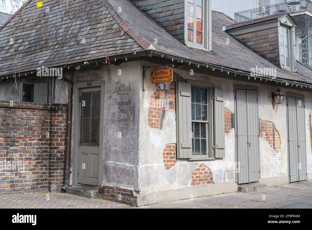 NEW ORLEANS, LA, USA - 19. MÄRZ 2020: Während der Corona Virus Pandemie wurde die Schmiede von Lafitte im französischen Viertel geschlossen Stockfoto