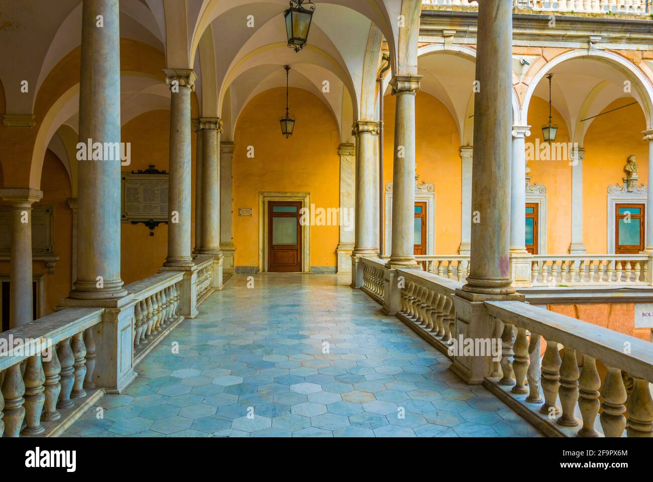 Arkade eines der Paläste der strada nuova - doria tursi Palast in Genua, Italien Stockfoto