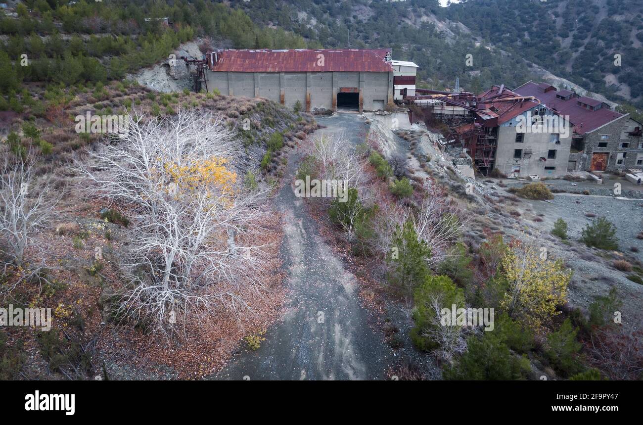 Verlassene Fabrikgebäude der ehemaligen Asbestmine und farbenfrohe Herbstlandschaft von Amiantos, Zypern. Luftaufnahme Stockfoto