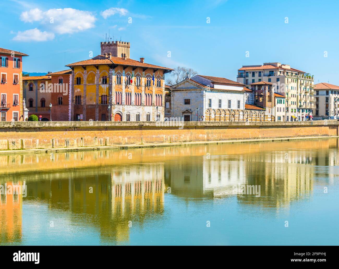 Historische Gebäude entlang des Flusses Arno im historischen Zentrum der italienischen Stadt Pisa. Stockfoto