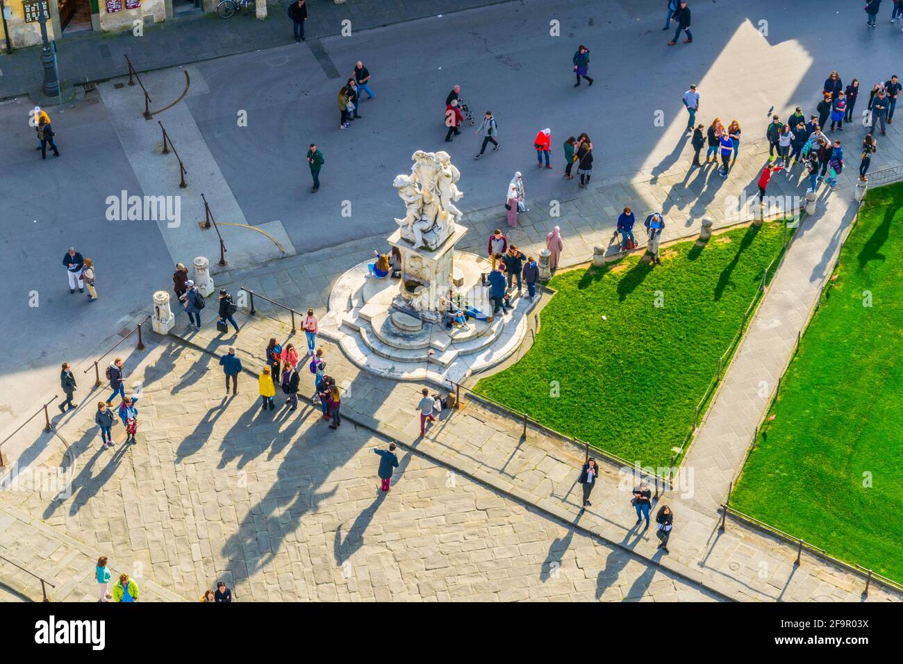 Luftaufnahme von Menschen genießen sonnigen Tag auf der piazza die miracoli in Pisa, wo der berühmte schiefe Turm befindet. Stockfoto