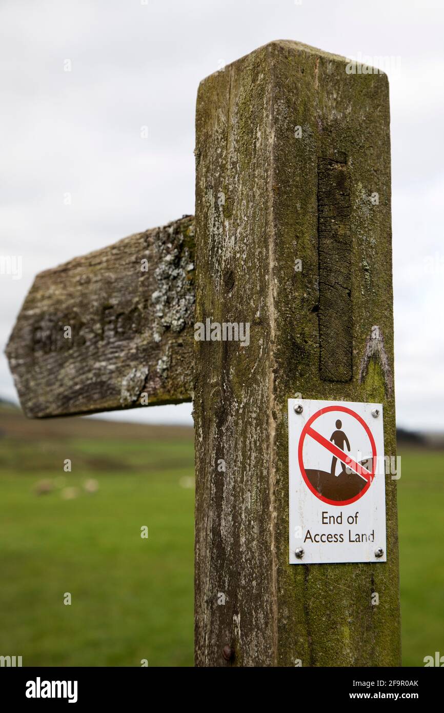 Melden Sie sich im Northumberland National Park in Northumberland, England an. Das Schild markiert einen Fußweg. Stockfoto