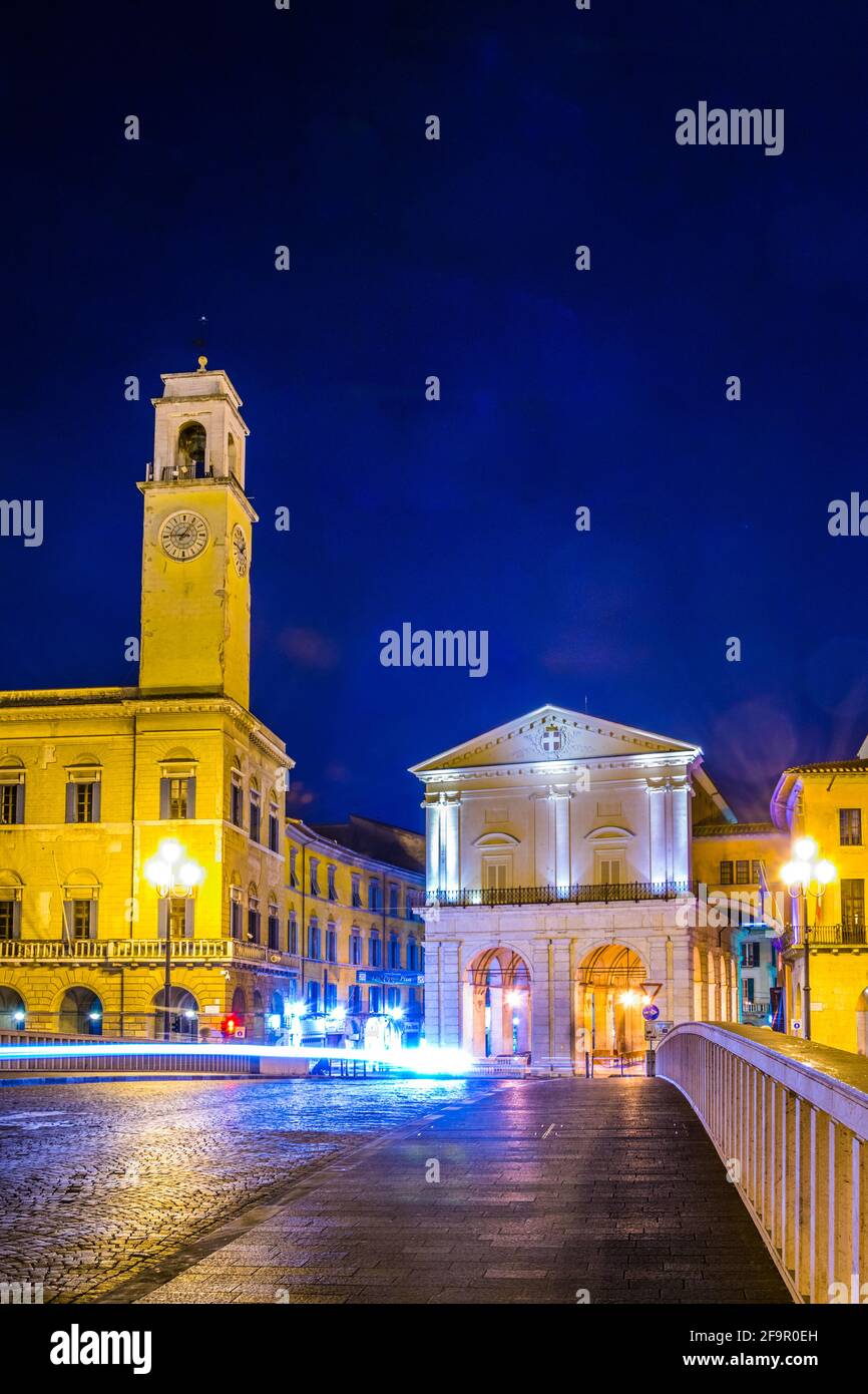 Nachtansicht der brücke ponte di Mezzo, die den piazza garibaldi mit dem Rathaus von Pisa, Italien verbindet. Stockfoto