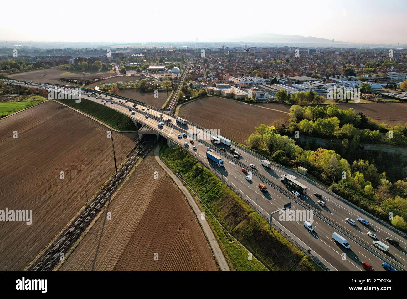 Autobahn mit fließendem Verkehr von oben gesehen. Turin, Italien - April 2021 Stockfoto