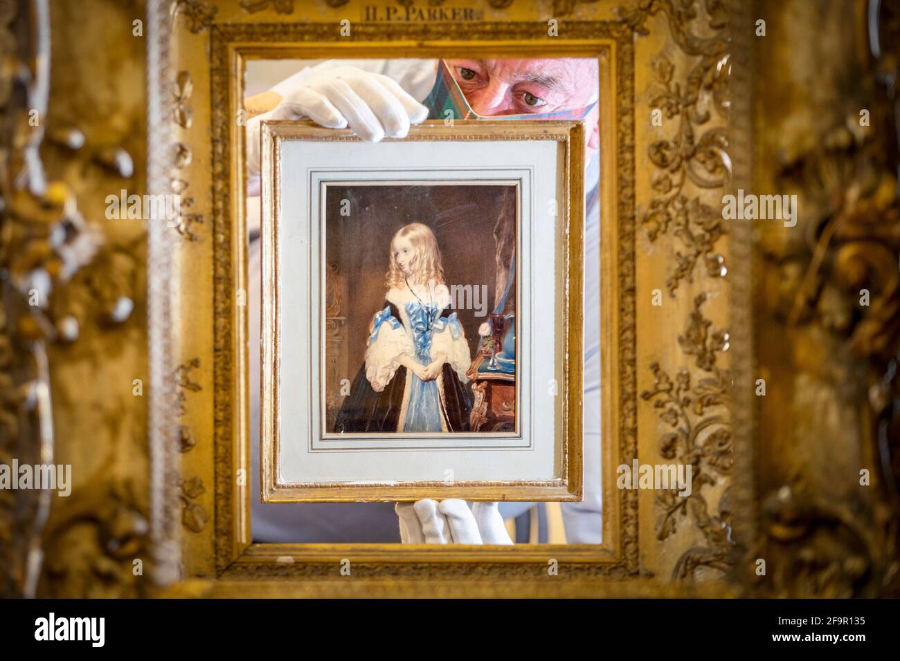 Danny McIlwraith untersucht ein Aquarell von Lady Elizabeth Leveson-Gower aus dem 19. Jahrhundert des Künstlers John Bostock, das im Bonhams Edinburgh während des Dunrobin Attic Sale, einer Auktion von Hunderten von Gegenständen, die in den Dachböden und Kellern des Dunrobin Castle in Sutherland gefunden wurden, ausgestellt wird. Der Familiensitz des 25. Earl of Sutherland. Bilddatum: Dienstag, 20. April 2021. Stockfoto
