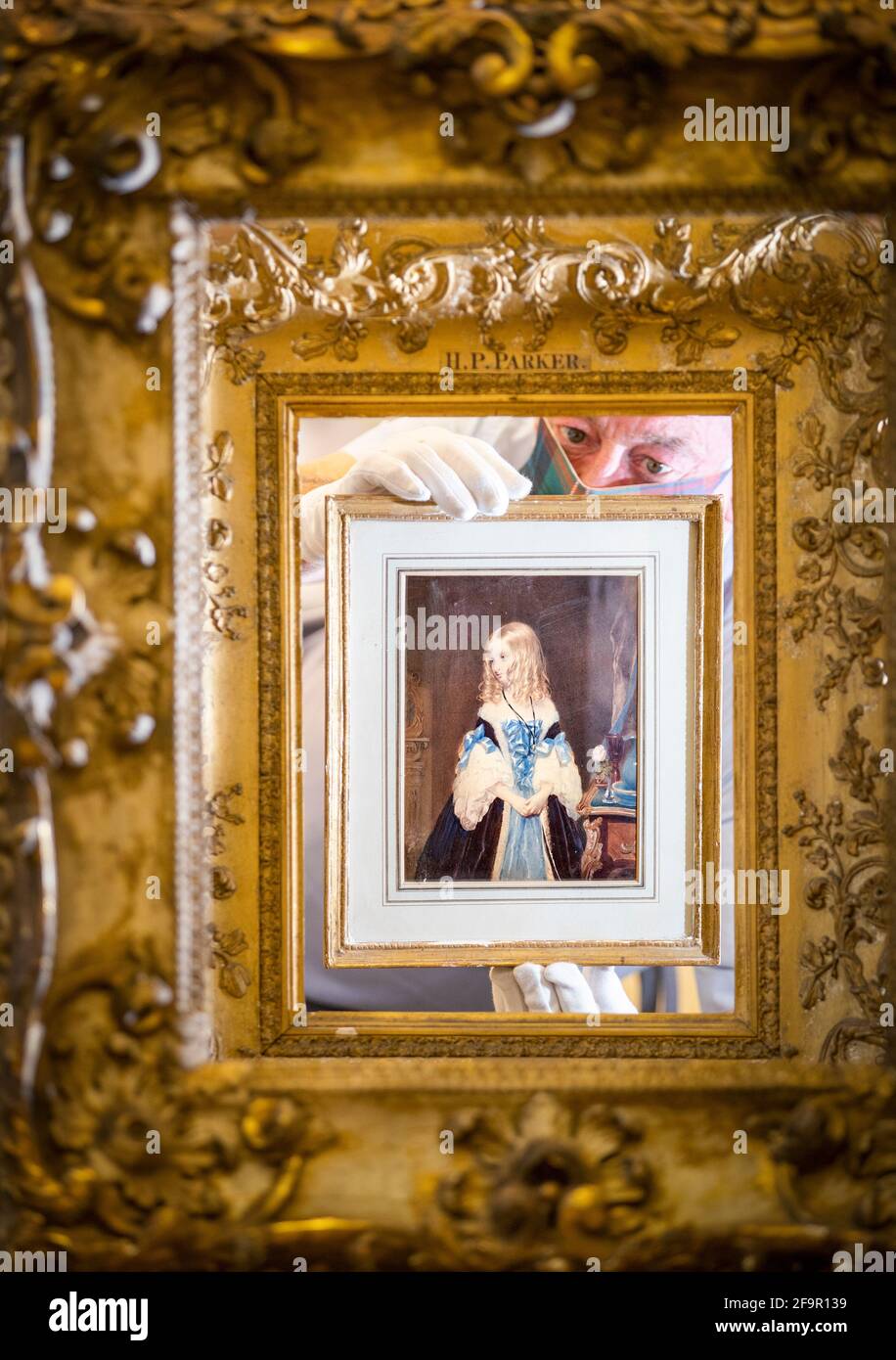 Danny McIlwraith untersucht ein Aquarell von Lady Elizabeth Leveson-Gower aus dem 19. Jahrhundert des Künstlers John Bostock, das im Bonhams Edinburgh während des Dunrobin Attic Sale, einer Auktion von Hunderten von Gegenständen, die in den Dachböden und Kellern des Dunrobin Castle in Sutherland gefunden wurden, ausgestellt wird. Der Familiensitz des 25. Earl of Sutherland. Bilddatum: Dienstag, 20. April 2021. Stockfoto