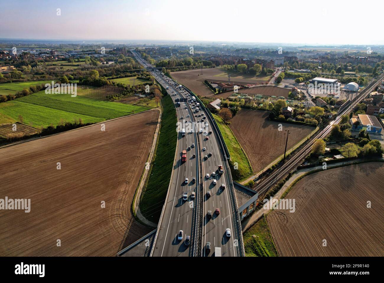 Autobahn mit fließendem Verkehr von oben gesehen. Turin, Italien - April 2021 Stockfoto