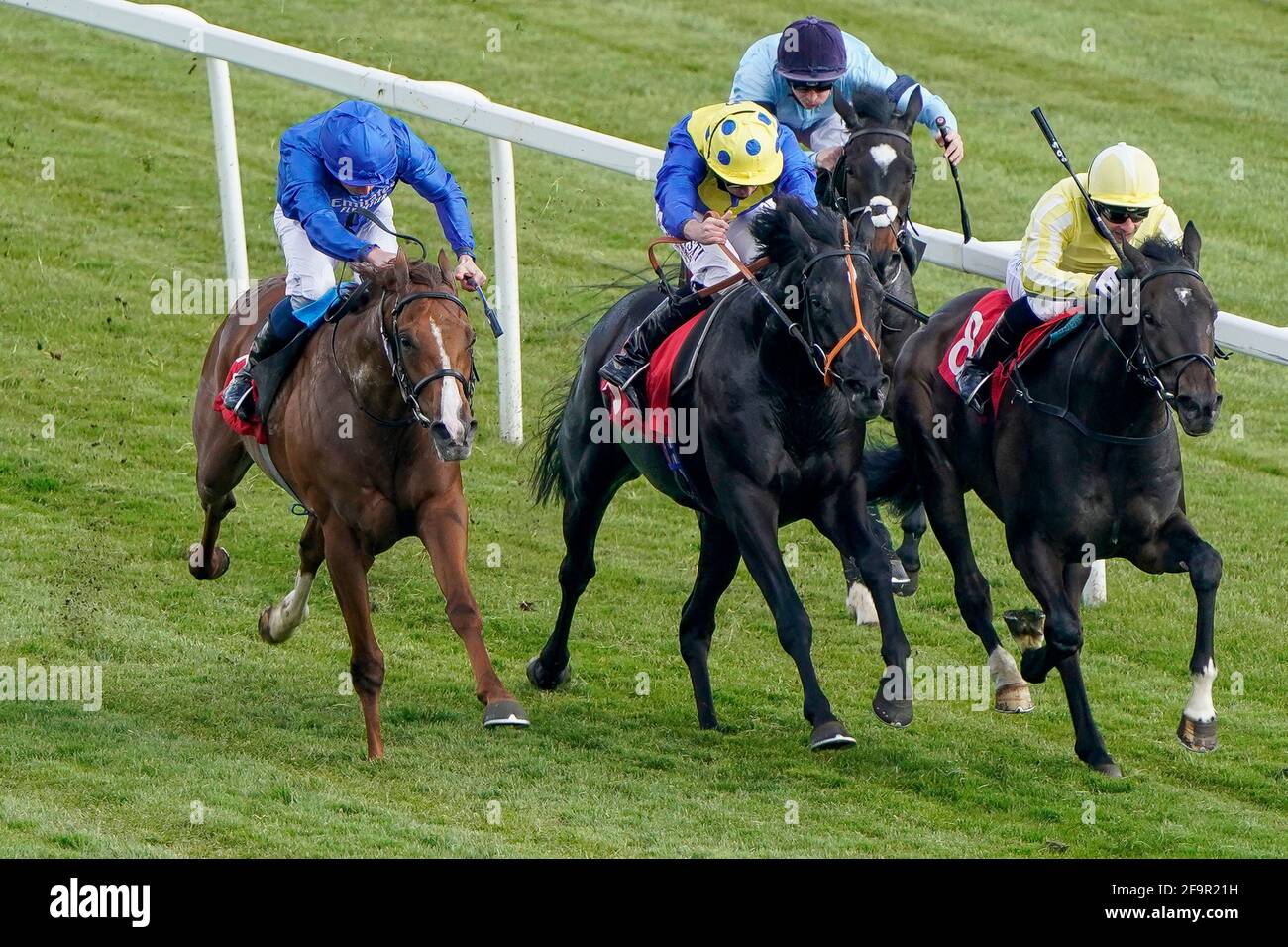 Ryan Moore fährt mit „Fast Steps“ (blau/gelb) auf dem Weg zum Sieg beim Spring Meeting Novice Stakes auf der Epsom Downs Racecourse in Surrey. Bilddatum: Dienstag, 20. April 2020. Stockfoto