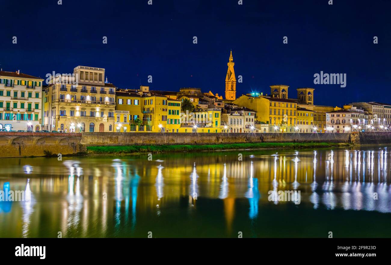 Nachtansicht der historischen Gebäude entlang des Flusses Arno im historischen Zentrum der italienischen Stadt Florenz gestreckt. Stockfoto