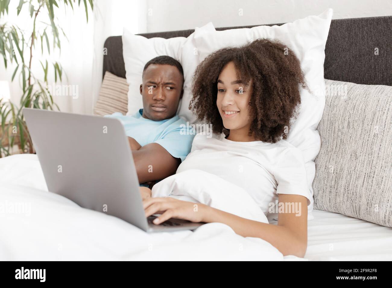 Arbeit und soziale Medien zu Hause wieder, Paarungsprobleme Stockfoto