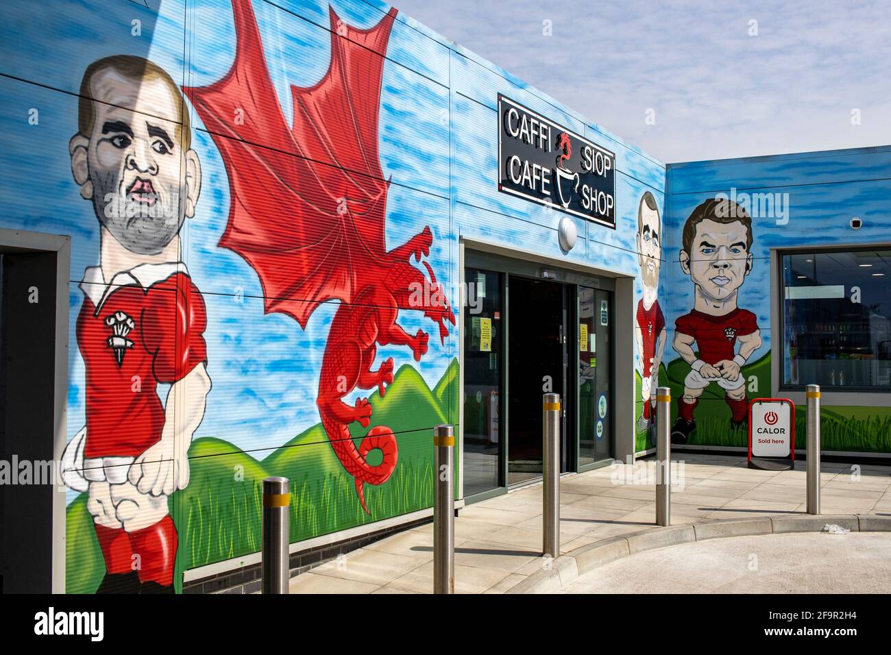 Ein walisisches Rugby-Wandgemälde an der Nantycaws-Tankstelle am 20. April 2021. Kredit: Lewis Mitchell Stockfoto