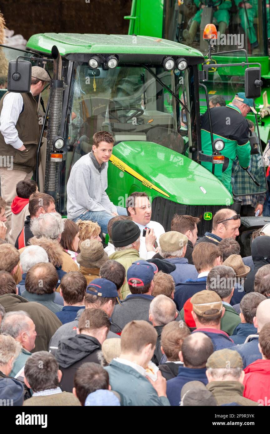 Drängen Sie sich auf einen Farmverkauf in Keshire UK, wo die Besitzer in den Ruhestand gingen und Auktionatoren die landwirtschaftlichen Geräte verkaufen. VEREINIGTES KÖNIGREICH. Stockfoto