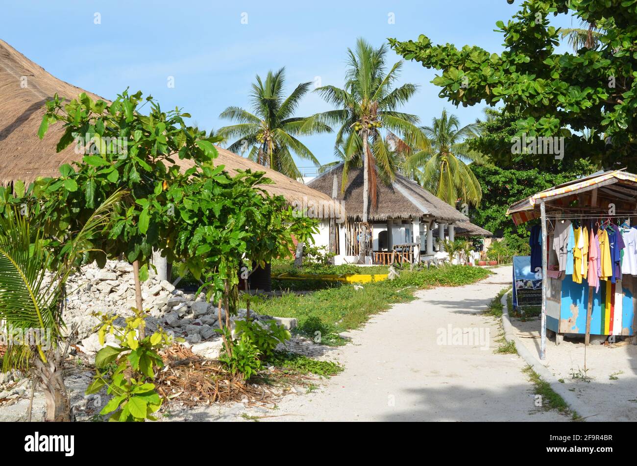 Ein Pfad zwischen typischen Gebäuden auf Malapascua Island, Philippinen Stockfoto