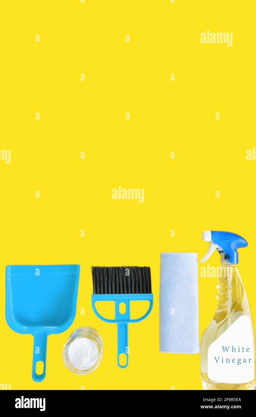 Umweltfreundliches Set von Reinigungswerkzeugen, Sprühflasche mit weißem  Essig, Backen Soda, Schwammtuch, Kehrschaufel und eine kleine Bürste auf  gelbem Hintergrund Stockfotografie - Alamy