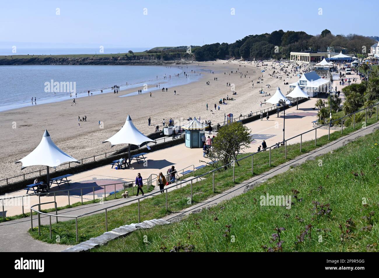 Barry Island, Wales, Großbritannien - 17. April 2021: Barry ist eine lebendige Küstenstadt mit einer belebten High Street, wunderschönen Parks und farbenfrohen Strandhütten. Stockfoto