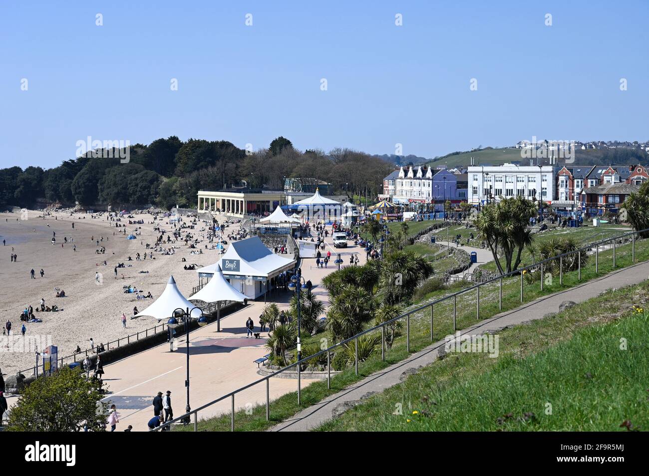 Barry Island, Wales, Großbritannien - 17. April 2021: Barry ist eine lebendige Küstenstadt mit einer belebten High Street, wunderschönen Parks und farbenfrohen Strandhütten. Stockfoto