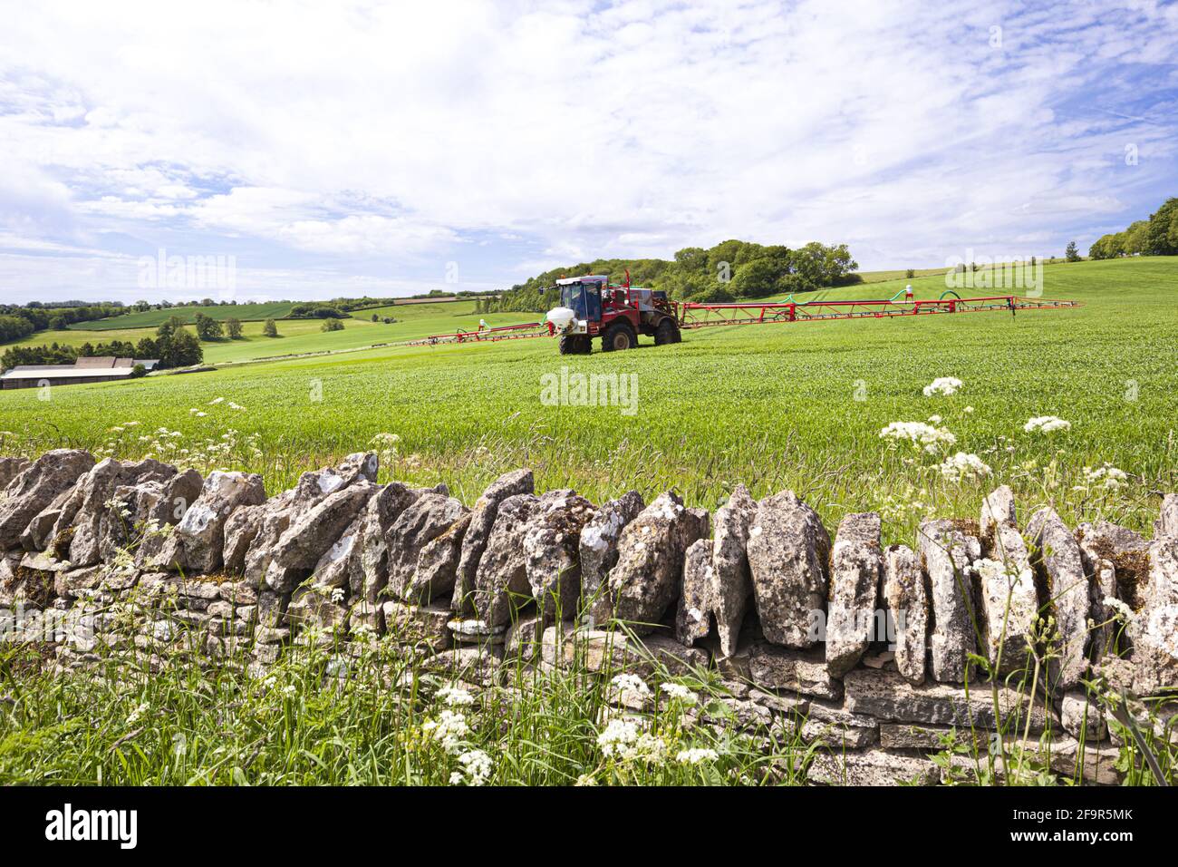 Pflanzenspritzen in der Nähe des Cotswold-Dorfes Fossebridge, Gloucestershire, Großbritannien Stockfoto