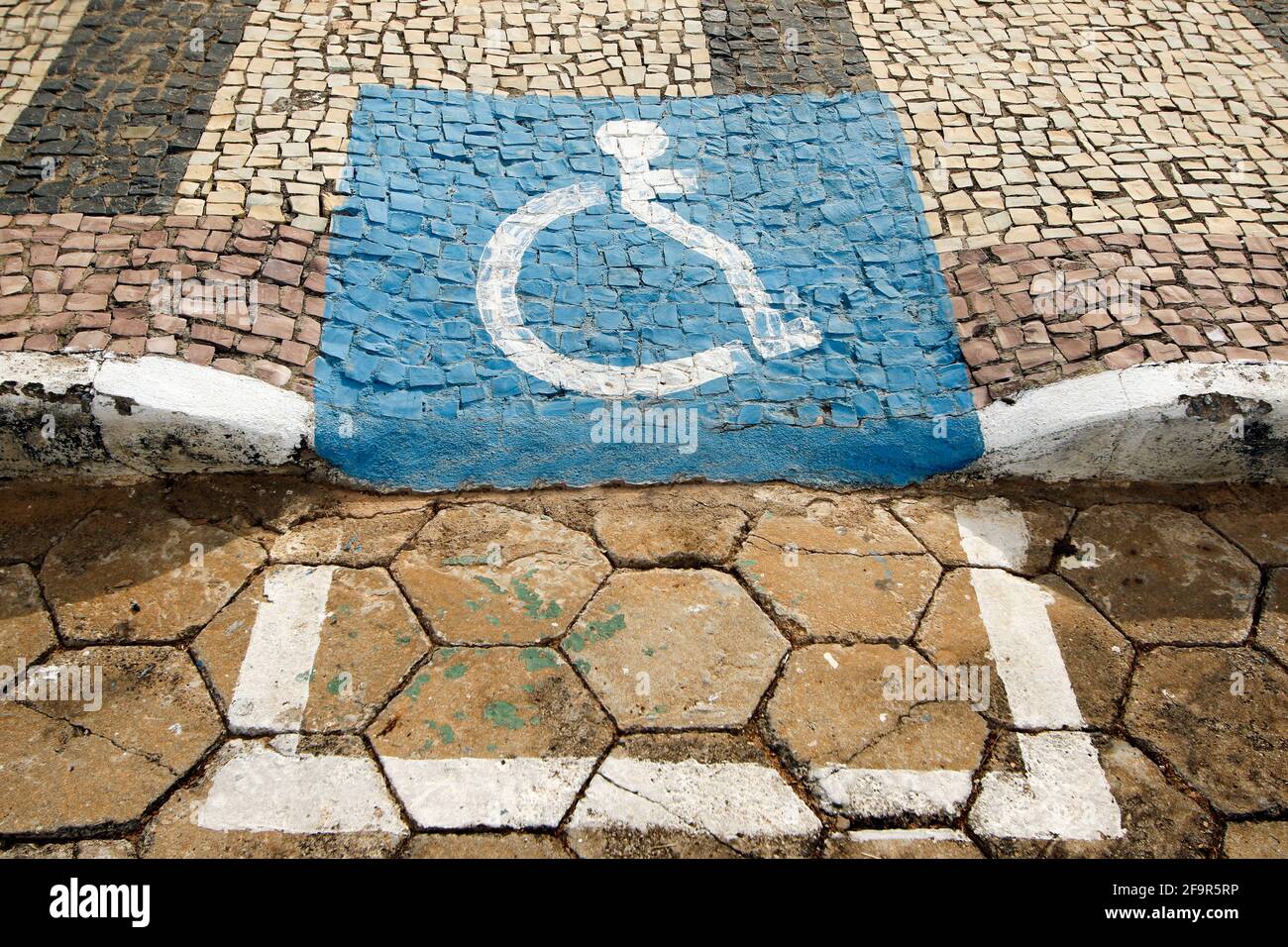 Barrierefreiheitsrampe für Rollstuhlfahrer mit Accessibility Symbol Design Stockfoto