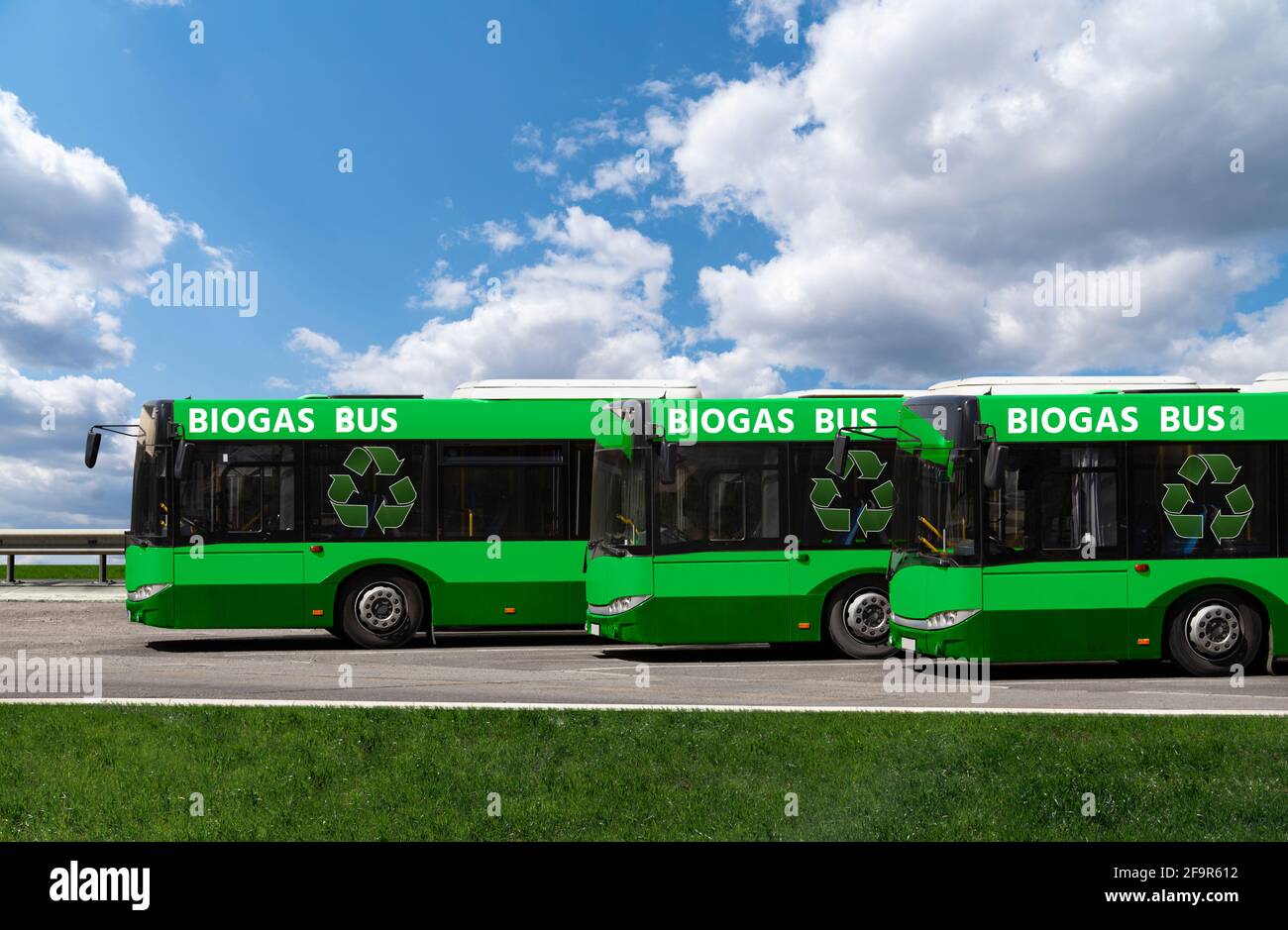 Busse, die mit Biogas betrieben werden, fahren auf einer Stadtstraße. CO2-neutrales Transportkonzept Stockfoto
