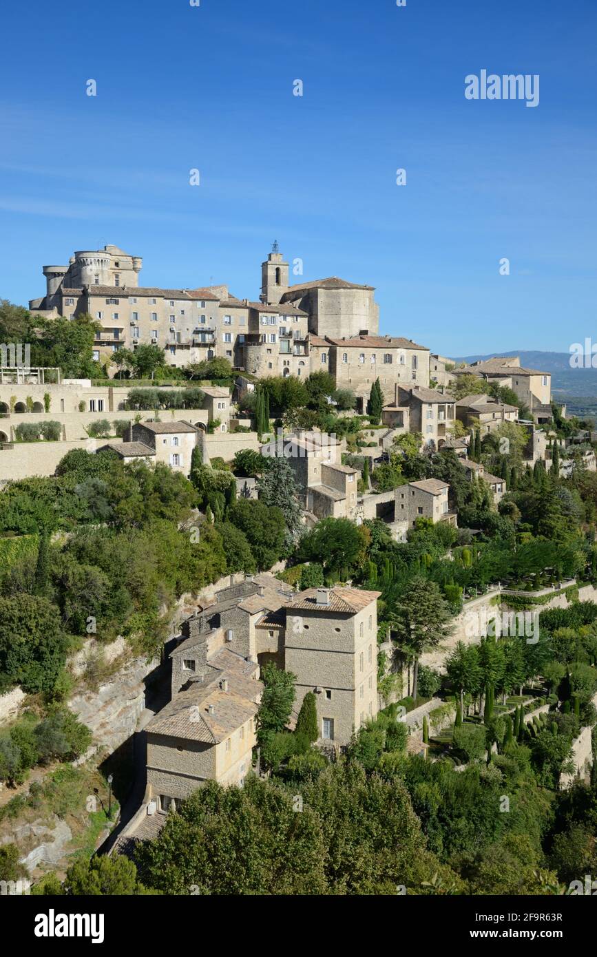 Blick auf die Altstadt und das historische Viertel von The Dorf auf dem Hügel oder Dorf Gordes im Luberon Regionalpark Vaucluse Provence Frankreich Stockfoto