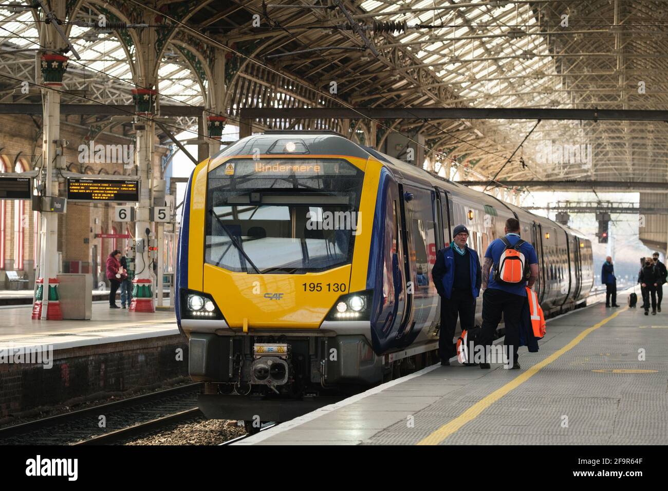 Zugfahrer unterhalten sich am Bahnhof Preston in Lancashire, Großbritannien, an einem Zugziel in Windermere. Stockfoto