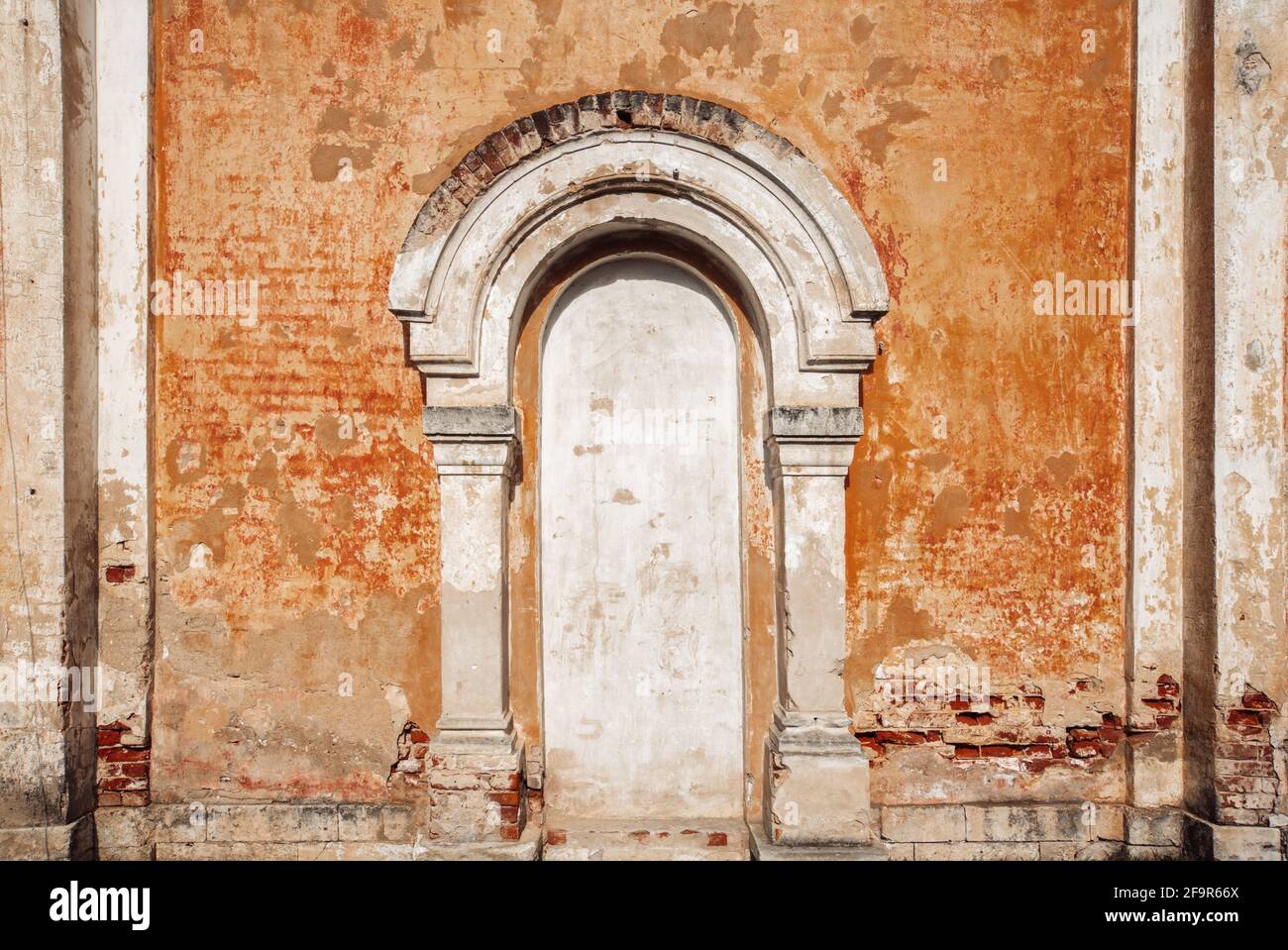 Die klassische Fassade schloss den Eingang zu einem alten Kaufmannshaus in Torschka, Russland. Hochwertige Fotos Stockfoto
