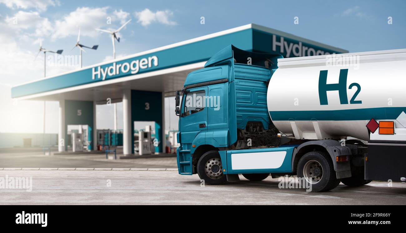 LKW mit Wasserstofftankanhänger auf einem Hintergrund der H2-Tankstelle. Konzept Stockfoto