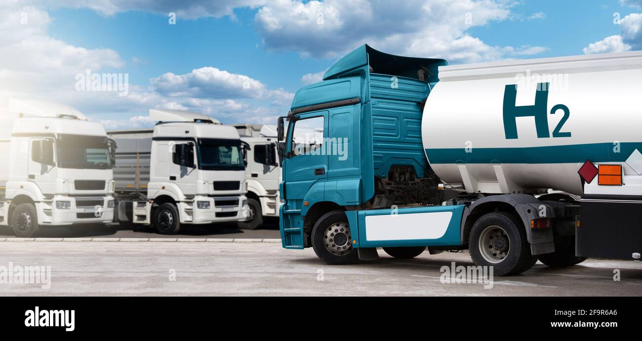LKW mit Wasserstofftankanhänger auf einem Hintergrund von LKWs Stockfoto