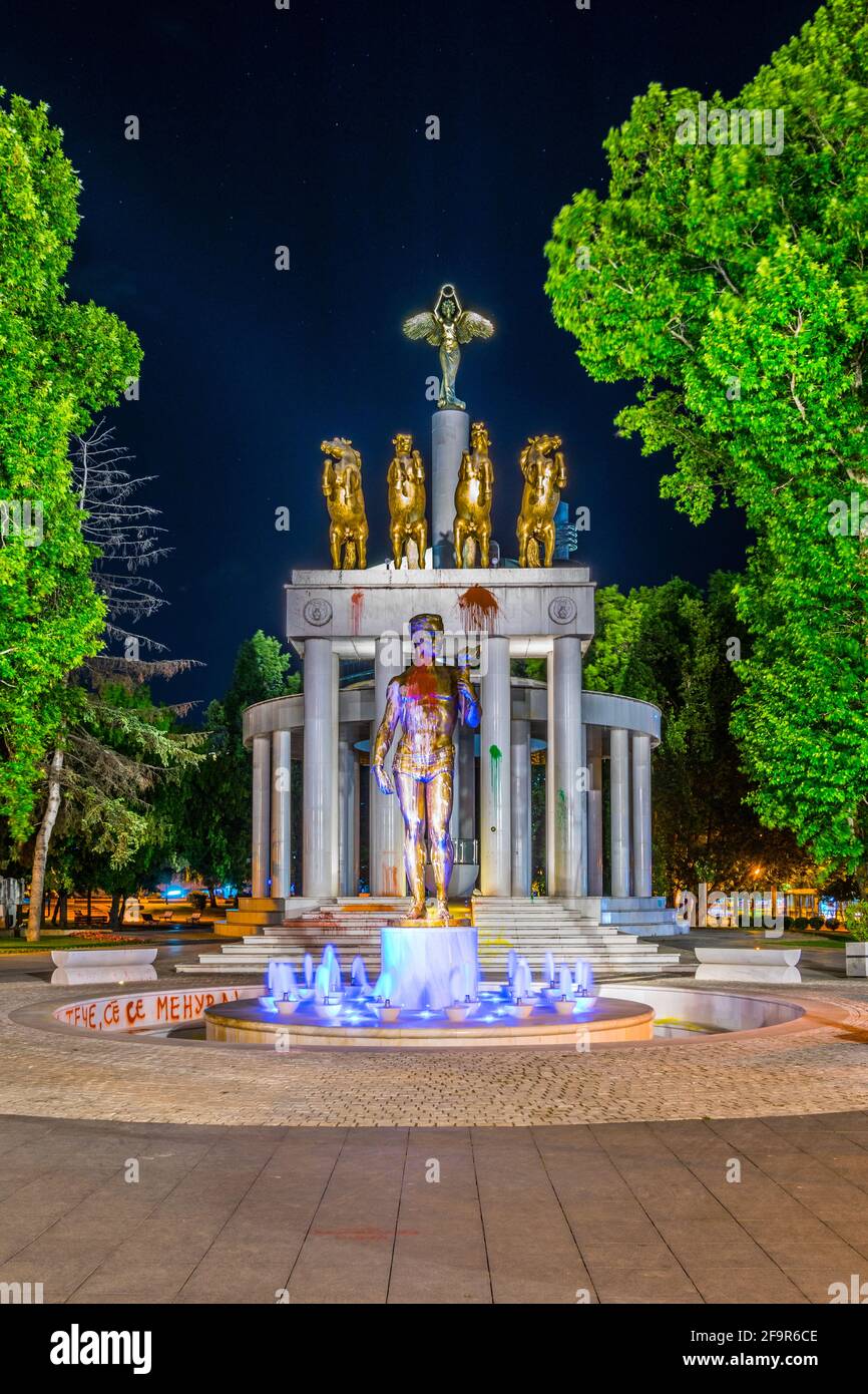 Nachtansicht des Denkmals der gefallenen Helden in der mazedonischen Hauptstadt skopje. Stockfoto