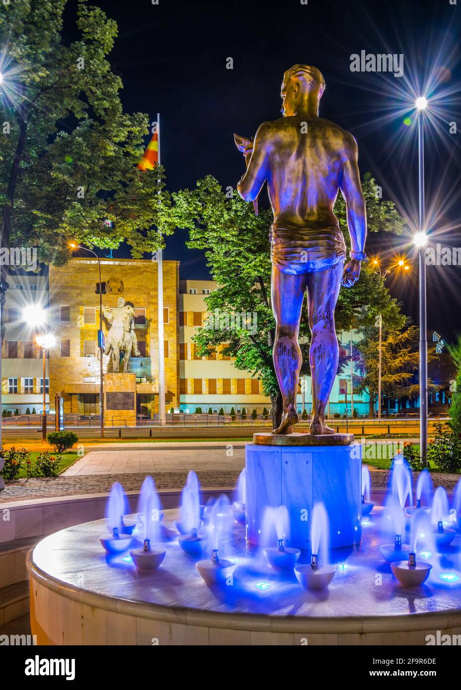 Nachtansicht des Denkmals der gefallenen Helden in der mazedonischen Hauptstadt skopje. Stockfoto