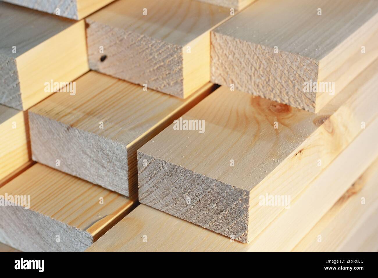 Die Holzstäbe werden in einem Stapel gestapelt. Sägen Trocknen und Vermarktung von Holz. Industrieller Hintergrund. Nahaufnahme der Baumaterialien. Werbefoto Stockfoto