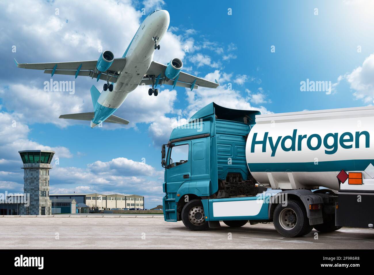 Flugzeug und LKW mit Wasserstofftankanhänger auf dem Hintergrund des Flughafens. Sauberes Mobilitätskonzept Stockfoto