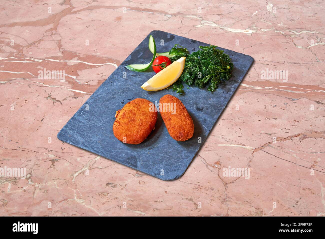 Pub-Essen. Kroketten mit Garnelen und Käse auf Shistplatte Stockfoto