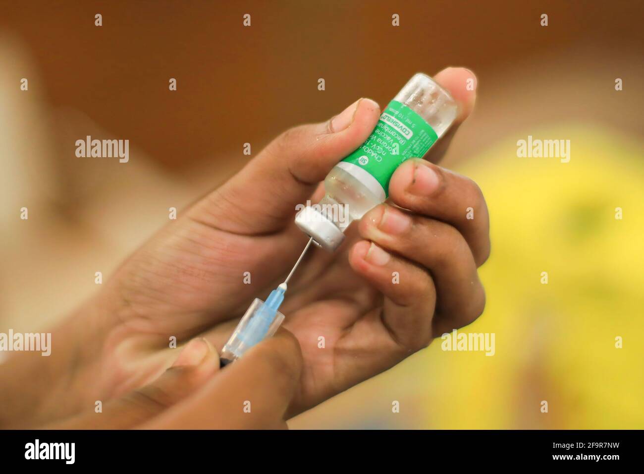 Ein Gesundheitsmitarbeiter bereitet sich auf die Verabreichung der zweiten Dosis Covishield (COVID-19-Impfstoff) im Krankenhaus der medizinischen Universität Bangabandhu Sheikh Mujib vor. (Foto von MD Manik / SOPA Images/Sipa USA) Stockfoto