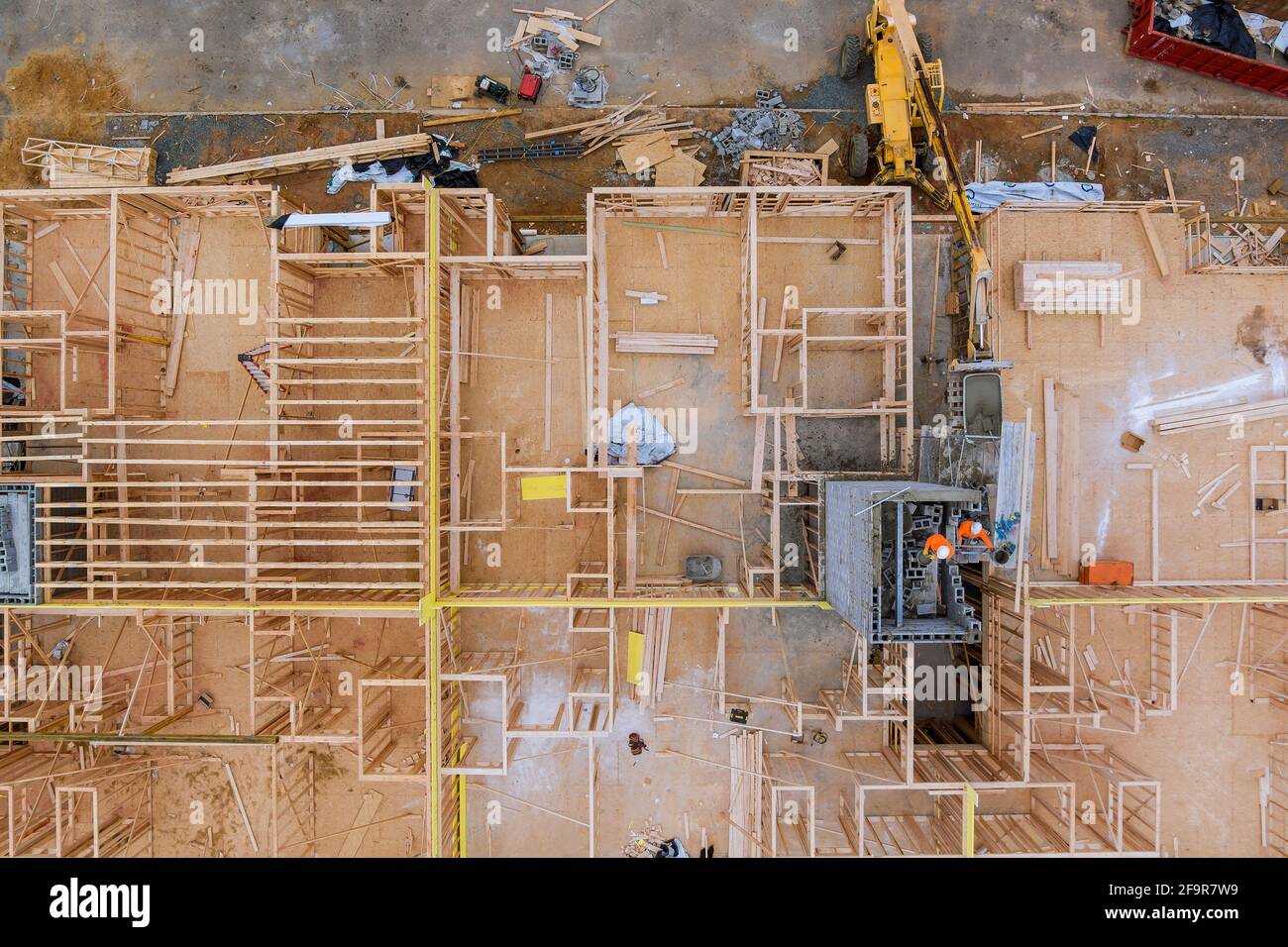 Luftaufnahme der Mauerwerk Ziegelbauer bauen Wände in Aufzugswelle im Bau Stockfoto