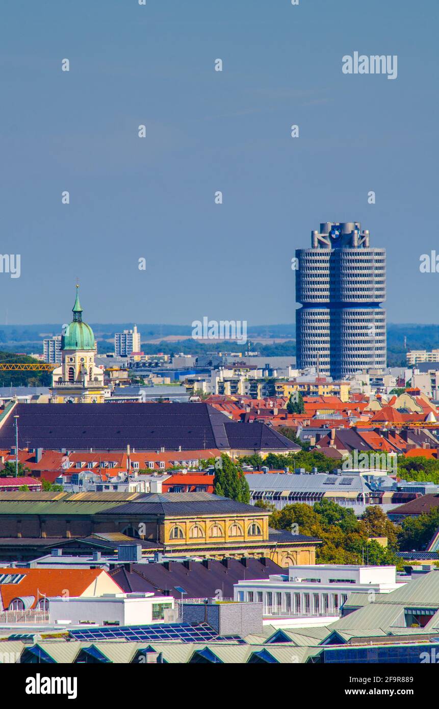 Hauptsitz von BMW in München, Deutschland. Das Hotel liegt im Olympiapark von München ist ein Wahrzeichen. Dieses vierköpfige Gebäude wurde von Karl Schwan entworfen Stockfoto