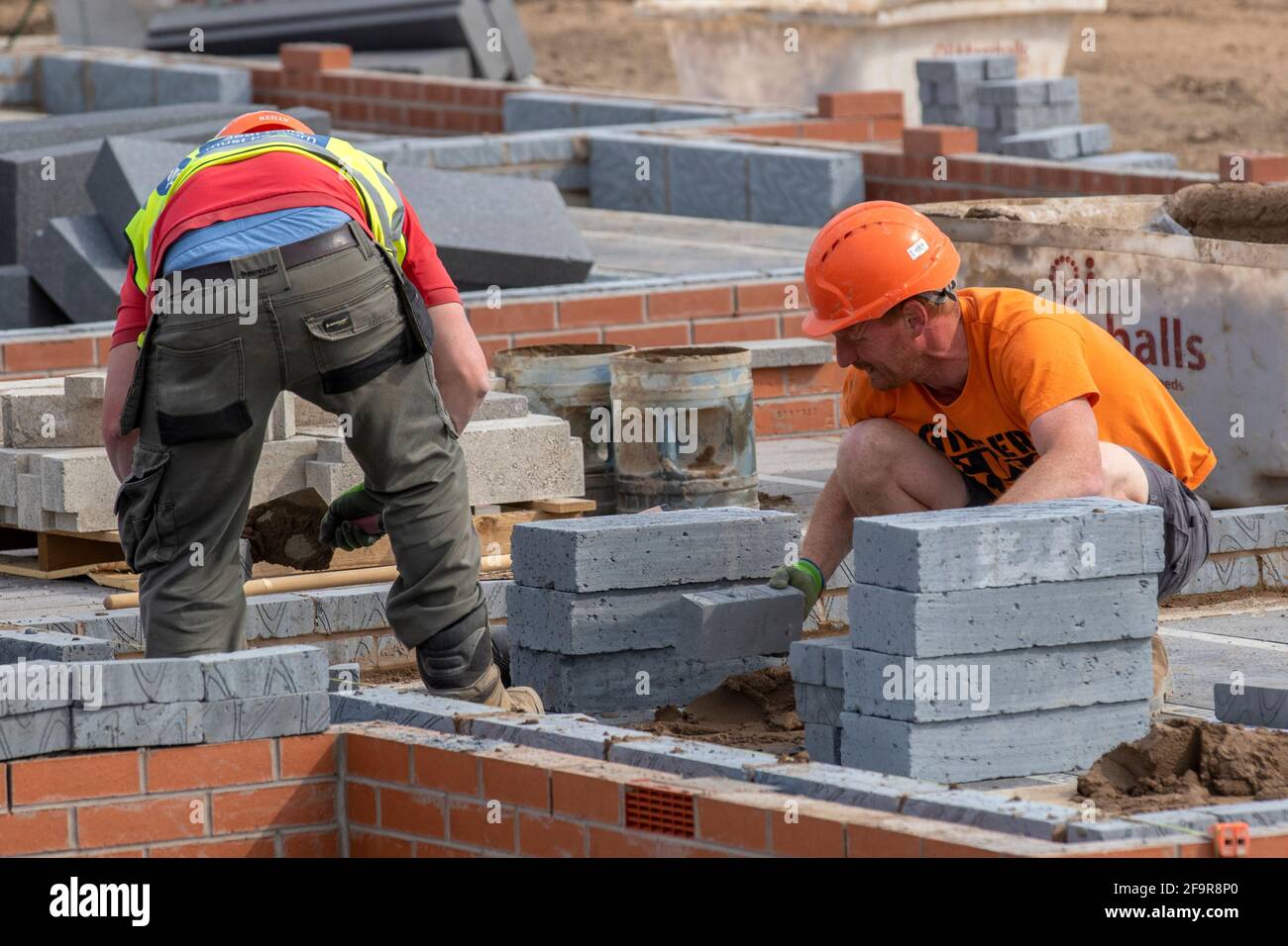 JOHN REILLY (BAUINGENIEURWESEN) LIMITED of CHORLEY; Bauphasen; Farington Mews Beat the Stamp Duty Deadline - Keepmoat Homes property developers, Development site in Chorley. Bauherren beginnen mit dem Bau auf dieser großen neuen Wohnanlage mit Lynx Betonfertigbodensystemen. VEREINIGTES KÖNIGREICH Stockfoto