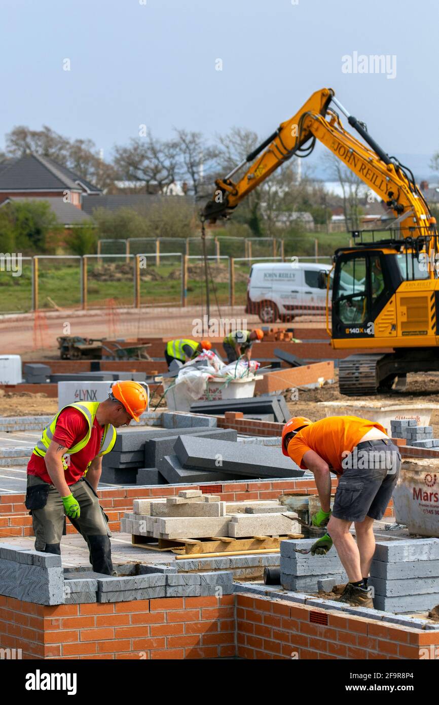 JOHN REILLY (BAUINGENIEURWESEN) LIMITED of CHORLEY; Bauphasen; Farington Mews Beat the Stamp Duty Deadline - Keepmoat Homes property developers, Development site in Chorley. Bauherren beginnen mit dem Bau auf dieser großen neuen Wohnanlage mit Lynx Betonfertigbodensystemen. VEREINIGTES KÖNIGREICH Stockfoto