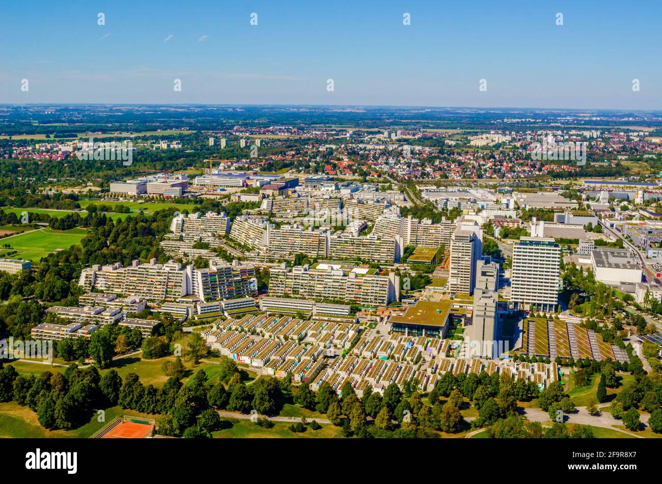 Das Olympische Dorf in München, Deutschland. Es wurde für die Olympischen Sommerspiele 1972 gebaut und diente während der Spiele als Unterkunft für die Athleten. Jetzt ist es ein s Stockfoto
