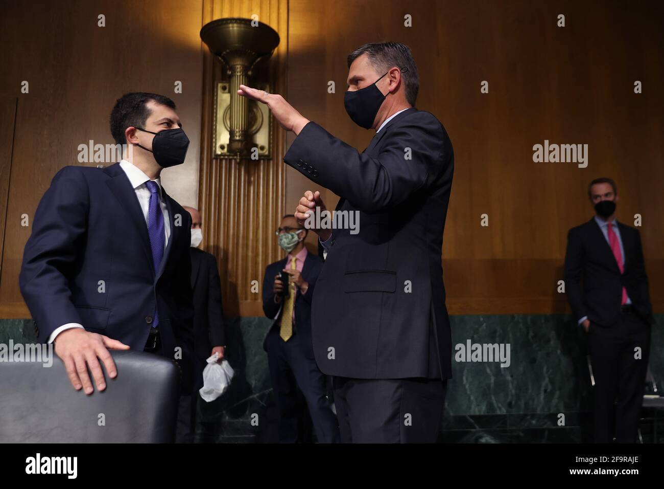 Washington, USA. April 2021. WASHINGTON, DC - 20. APRIL: Verkehrsminister Pete Buttigieg (L) spricht mit Senator Martin Heinrich (D-NM) vor einer Anhörung des Senate Appropriation Committee im Dirksen Senate Office Building auf dem Capitol Hill am 20. April 2021 in Washington, DC. Mitglieder des Kabinetts von Präsident Biden bezeugen den amerikanischen Beschäftigungsplan, den 2,3 Billionen Infrastrukturplan der Regierung, der im Kongress noch keinen einzigen Republikaner für sich gewinnen muss. (Foto: Chip Somodevilla/Pool/Sipa USA) Quelle: SIPA USA/Alamy Live News Stockfoto