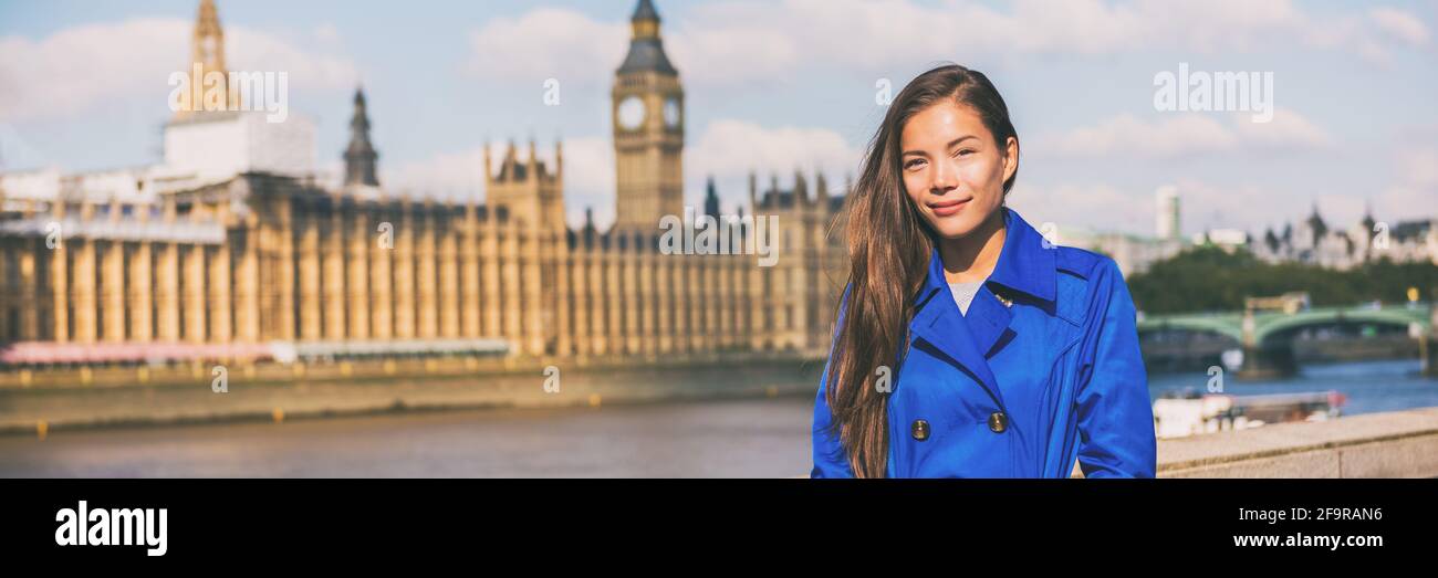 Banner der Londoner Frau für europäische Städtereisende. Panoramafenster des Reiseziels in Großbritannien. Urlaub in Europa Asiatische Geschäftsfrau glücklich im Herbst Stockfoto