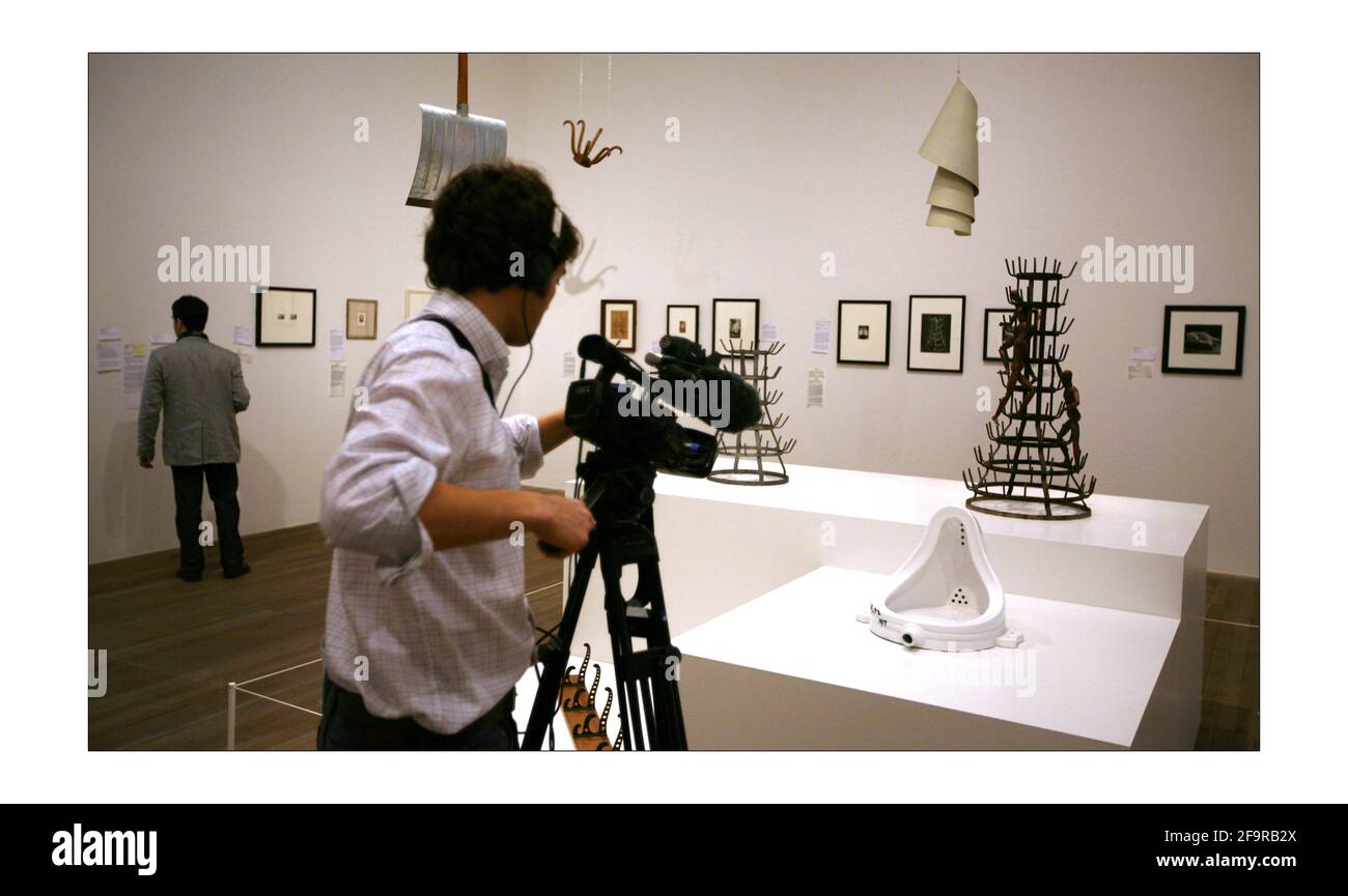 Marcel Duchamp... Fountain 1917, Replik 1964Duchamp, man Ray, Picabia Ausstellung in der Tate Modern 21 Feb - 26 Mai 2008 Foto von David Sandison The Independent Stockfoto