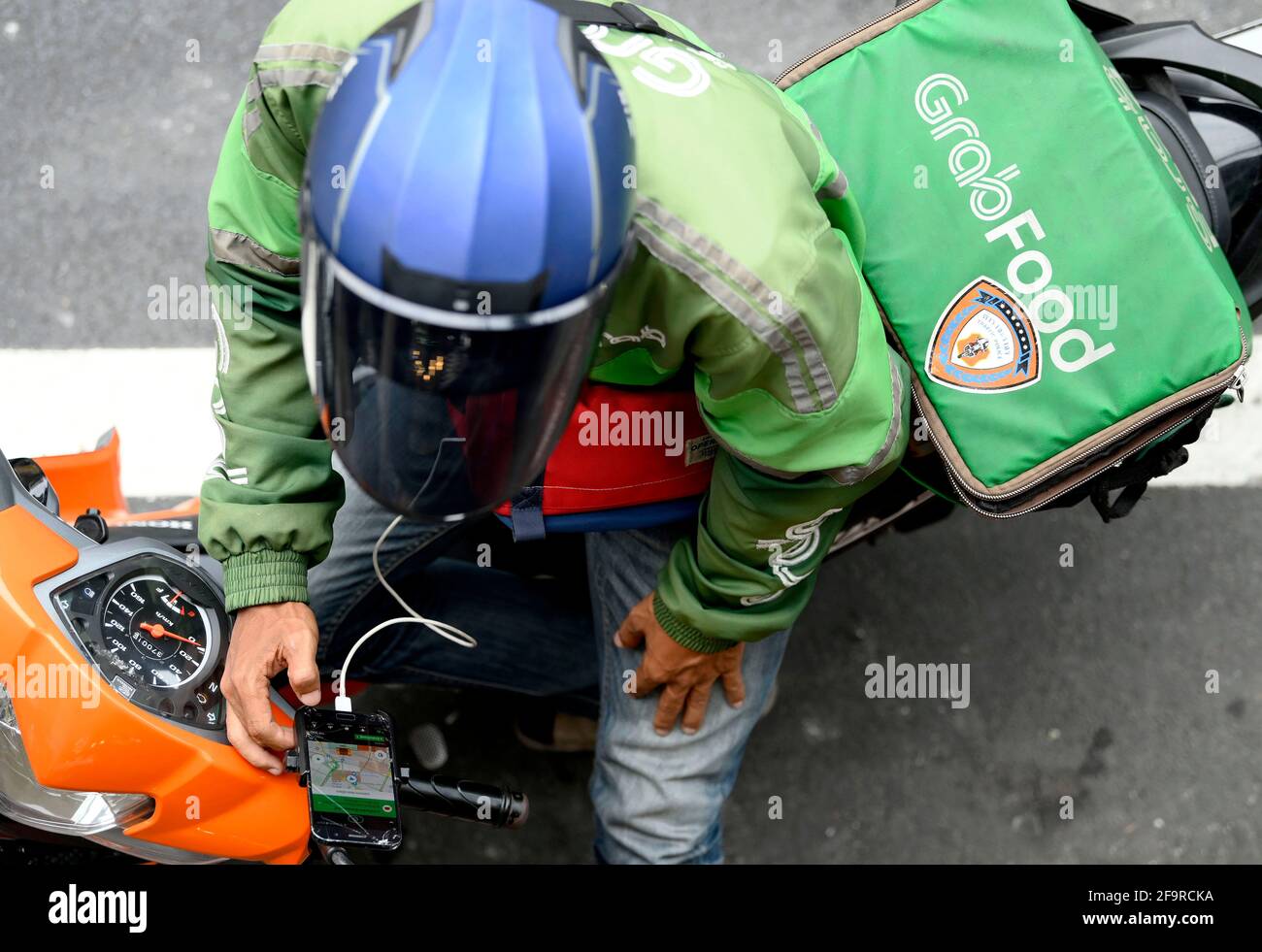 Bangkok, Thailand. April 2021. Während der Pandemie von Covid-19 hat sich das Netz des Food Delivery Service von Grab erweitert, mit Tausenden von ehemaligen Motorradtaxi-Fahrern im ganzen Land, die über die Online Grab App zum Lieferservice von Grab wechseln Kunden können ihre Lieblings-thailändischen und westlichen Speisen online in einer Vielzahl von lokalen und beliebten Restaurants in Bangkok bestellen. Kredit: SOPA Images Limited/Alamy Live Nachrichten Stockfoto