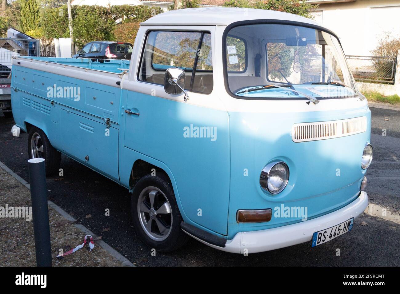 Bordeaux , Aquitaine Frankreich - 12 28 2020 : Volkswagen Pickup Alter vw blau kombi Front von bulli Autobus vintage van retro classic Stockfoto