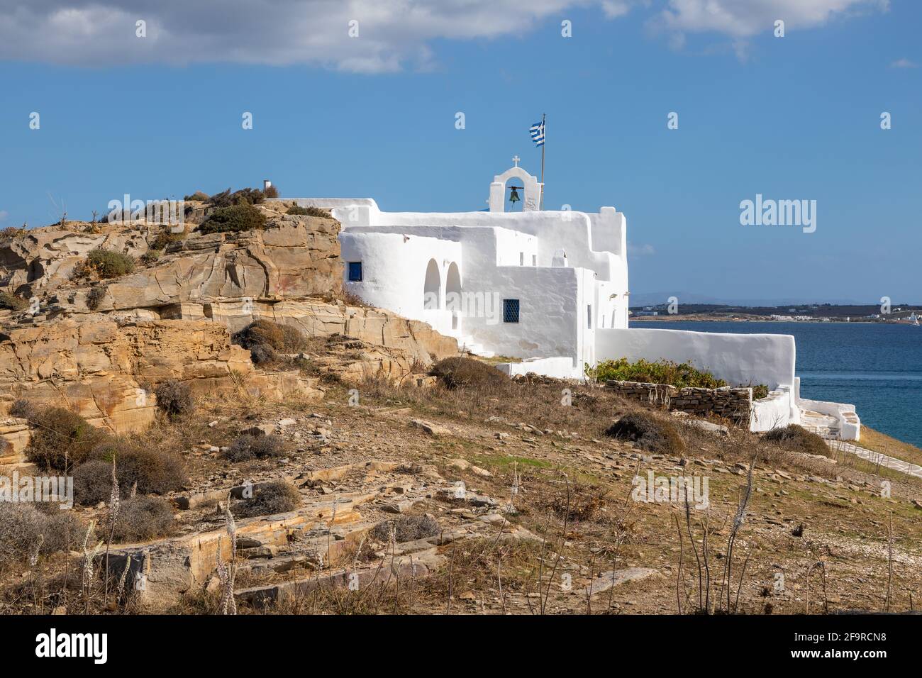 Blick auf das Kloster des Heiligen Johannes von Deti auf der Insel Paros, Hügel in der Nähe des Strandes von Monasteri. Griechenland. Stockfoto