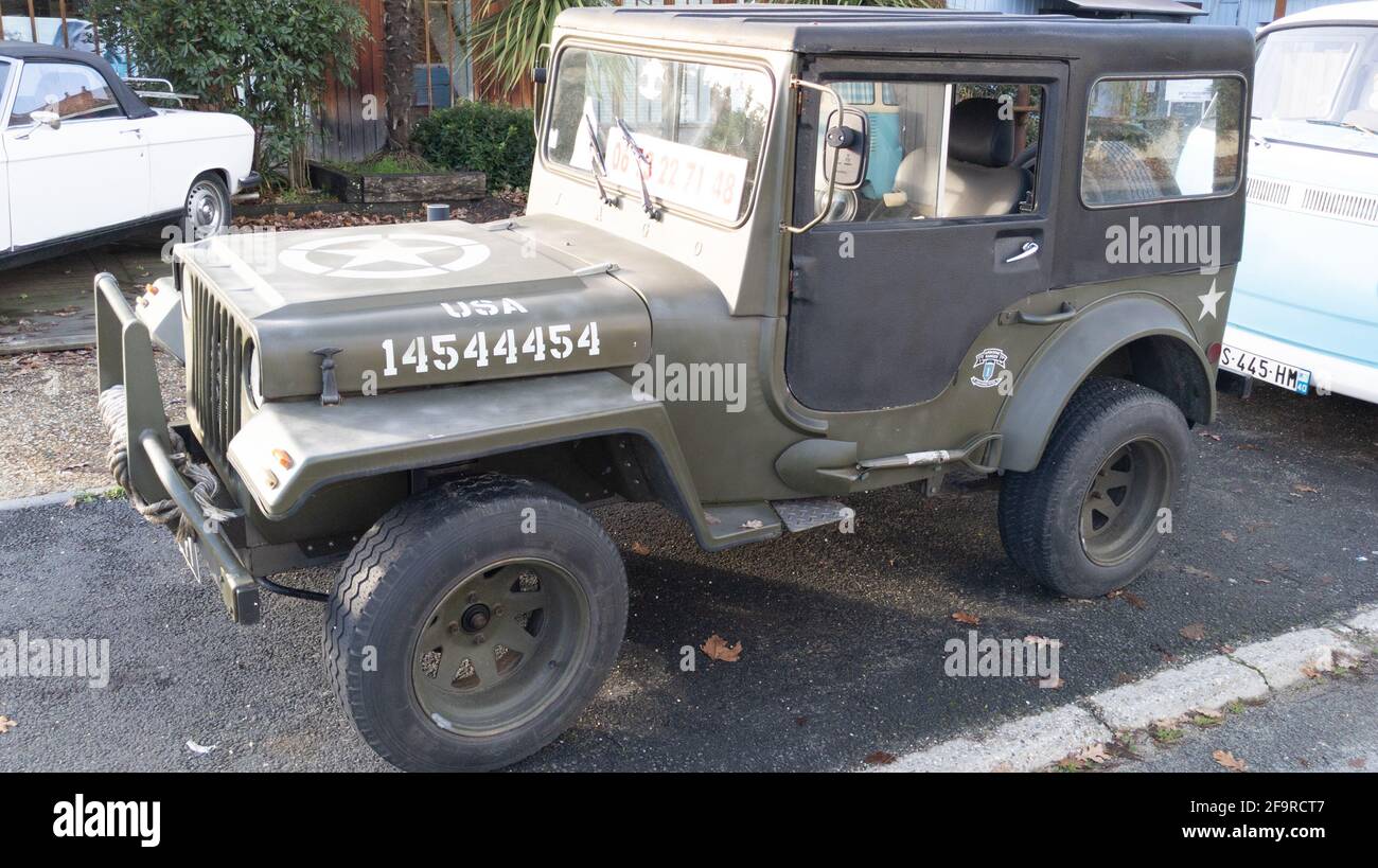 Bordeaux , Aquitaine Frankreich - 12 28 2020 : Renault 4 r4 dallas Replik Jeep willys like U.S. Army Geländewagen des zweiten Weltkrieges Stockfoto