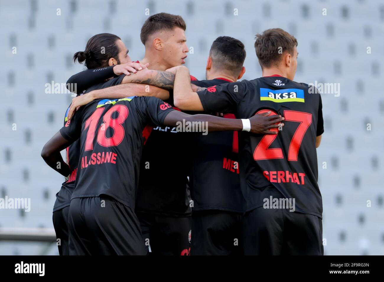 Istanbul Turkei April 20 Mevlut Erdinc Von Fatih Karagumruk Feiert Mit Seinen Teamkollegen Nachdem Er Beim Super Lig Das Erste Tor Seiner Mannschaft Erzielt Hatte Stockfotografie Alamy